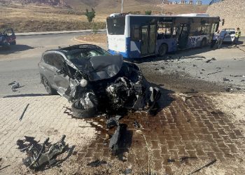 Cip ile yolcu otobüsü çarpıştı