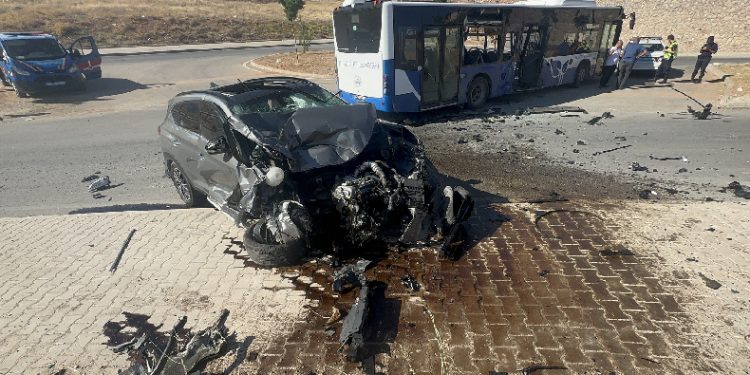 Cip ile yolcu otobüsü çarpıştı