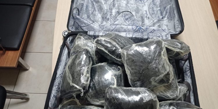 Valizden 10 kilogram uyuşturucu çıktı