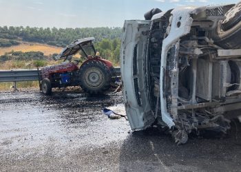 Devrilen kamyon traktöre çarptı