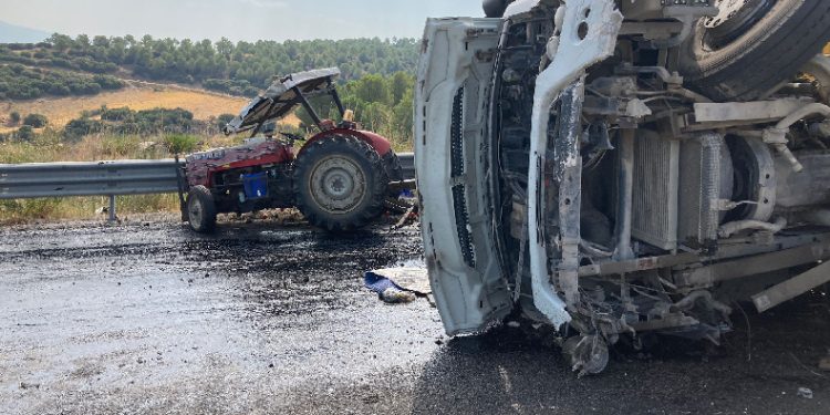 Devrilen kamyon traktöre çarptı