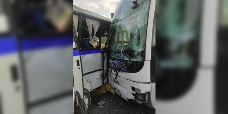 Manisa’da otobüs ile minibüs çarpıştı