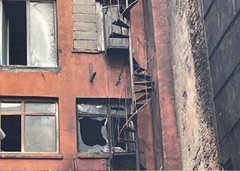 Beyoğlu’nda otelin dış cephesi yandı