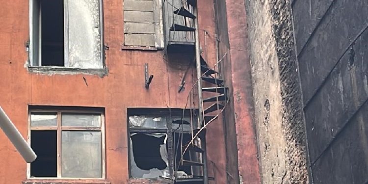 Beyoğlu’nda otelin dış cephesi yandı