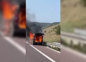 Bursa’da araç otobanda yandı