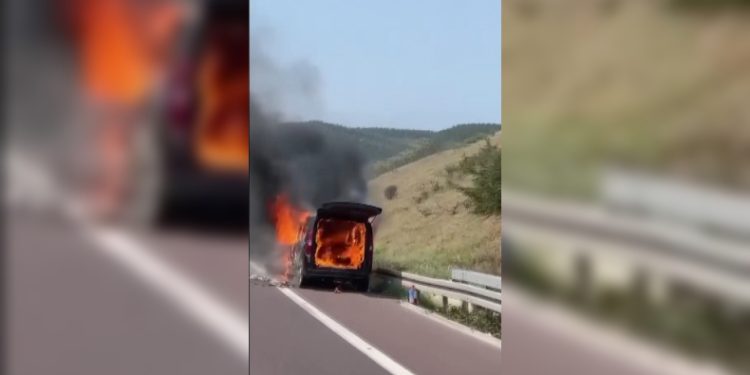 Bursa’da araç otobanda yandı