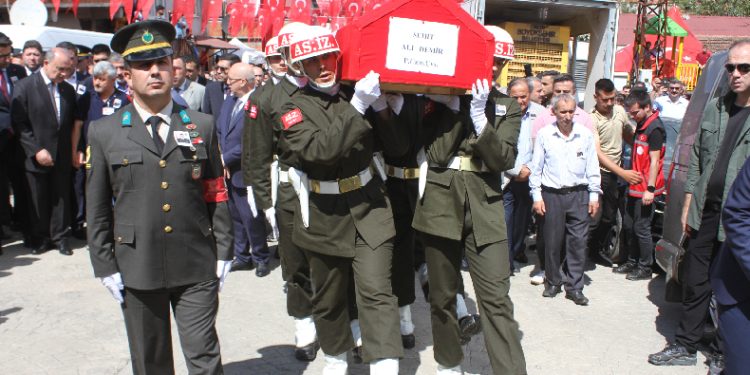 Şehit olan askere gözyaşı