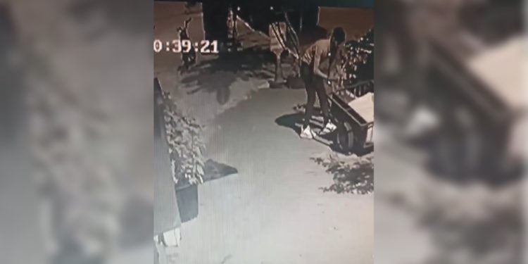 Gözüne kestirdiği motosiklet römorkunu çaldı