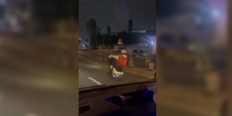 Motosikletli trafik magandaları kamerada