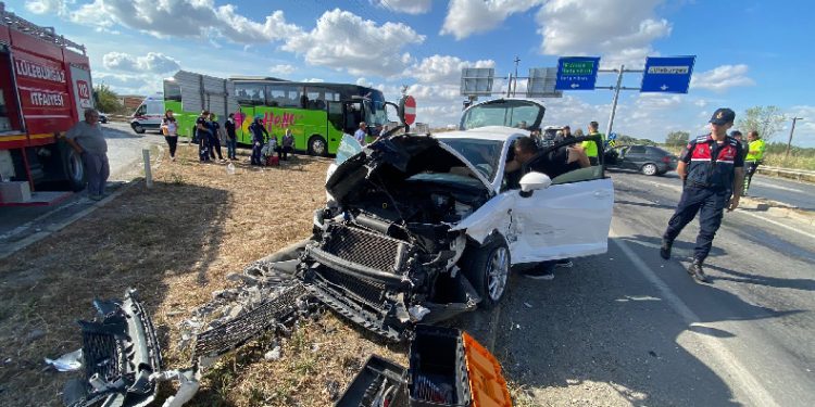 Kırklareli’nde iki otomobil çarpıştı