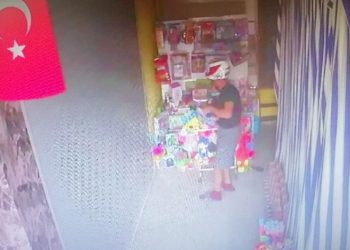 Kasklı oyuncak hırsızı kamerada