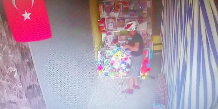 Kasklı oyuncak hırsızı kamerada