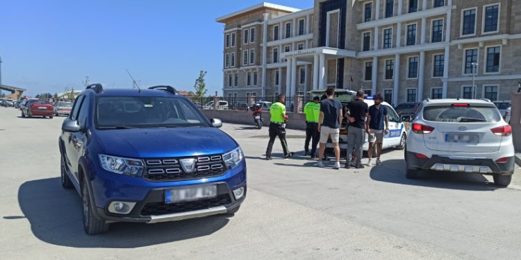 Otomobil yayaya çarptı