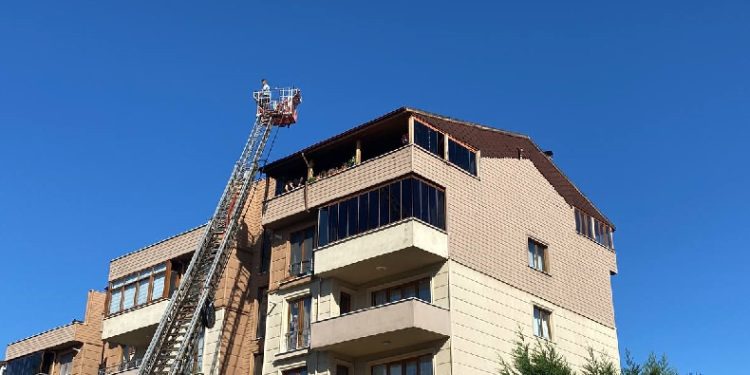 Çatı katında çıkan yangın söndürüldü