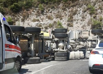 Sakar’da kamyon devrildi