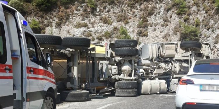 Sakar’da kamyon devrildi