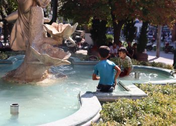 Sıcaktan bunalan çocukların tehlikeli oyunu