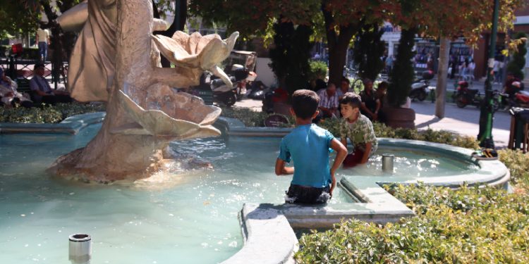 Sıcaktan bunalan çocukların tehlikeli oyunu