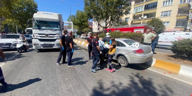 Lüleburgaz’da tır ile otomobil çarpıştı