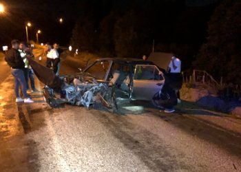 İki otomobil kafa kafaya çarpıştı