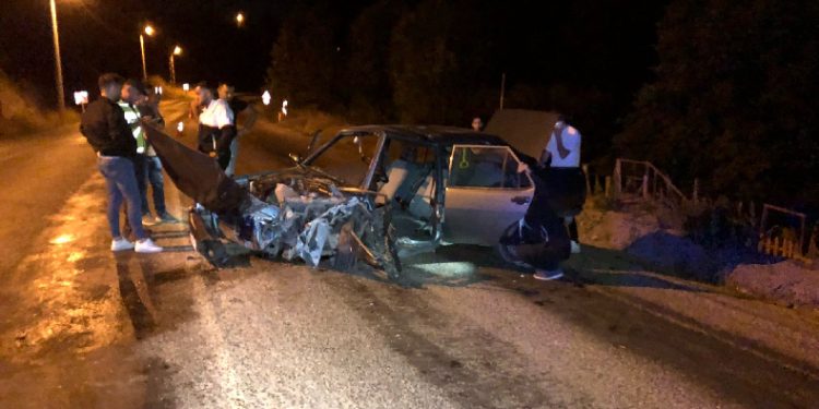 İki otomobil kafa kafaya çarpıştı