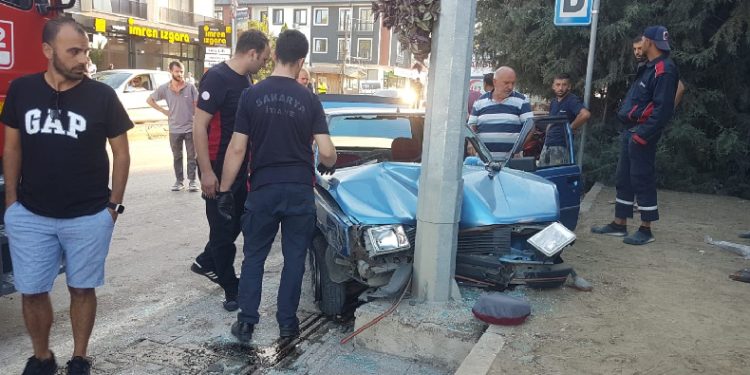 Ticari taksi ile otomobil çarpıştı