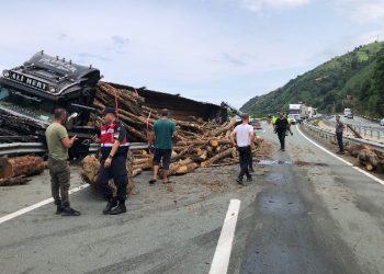 Odun yüklü tır yola devrildi