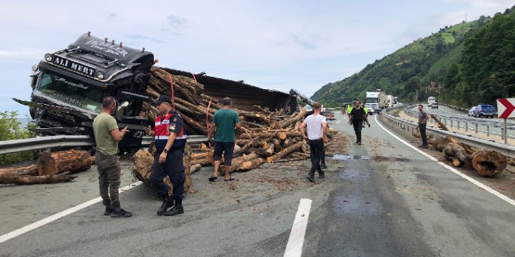 Odun yüklü tır yola devrildi