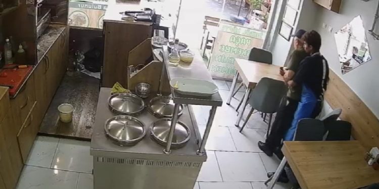 Müşterisini Heimlich ile kurtardı