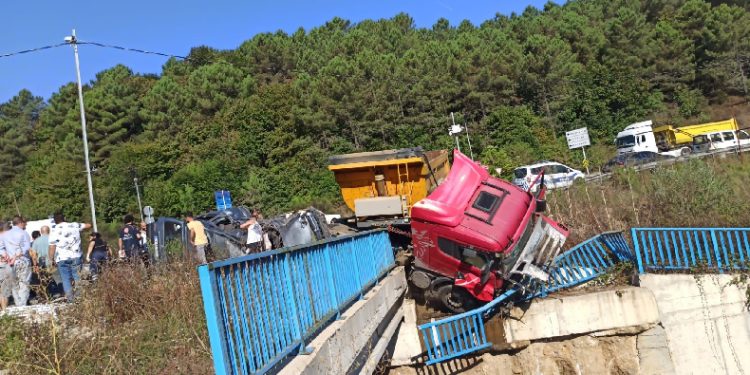 Hafriyat kamyonu ile otomobil çarpıştı