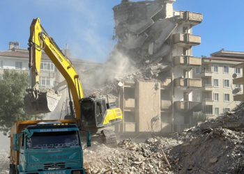 Kontrollü yıkım çalışmaları sürüyor