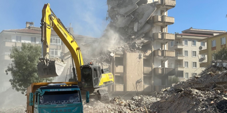 Kontrollü yıkım çalışmaları sürüyor
