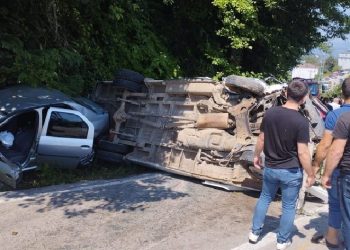 İşçileri taşıyan minibüs ile otomobil çarpıştı