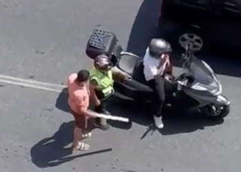 Trafik magandası motosikleti sopayla dağıttı