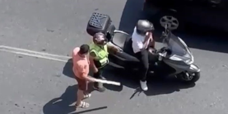 Trafik magandası motosikleti sopayla dağıttı