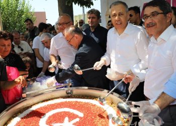 Bakan Yerlikaya esnafa aşure dağıttı