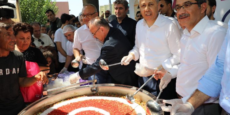 Bakan Yerlikaya esnafa aşure dağıttı