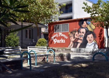 Gelenleri Barış Manço karşılıyor