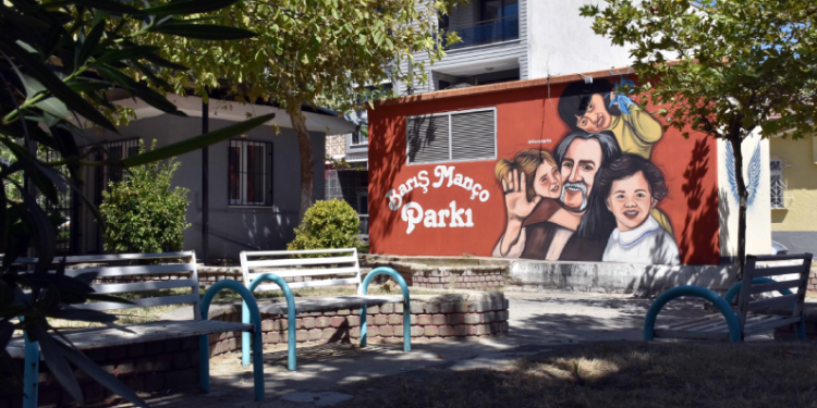 Gelenleri Barış Manço karşılıyor