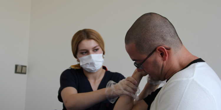 Felç adam tekrar hareket kabiliyeti kazandı