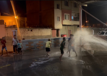 Sulama aracının hortumuyla serinlediler