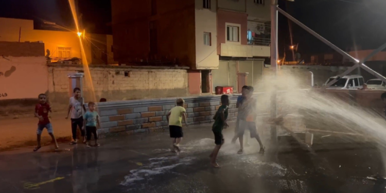 Sulama aracının hortumuyla serinlediler