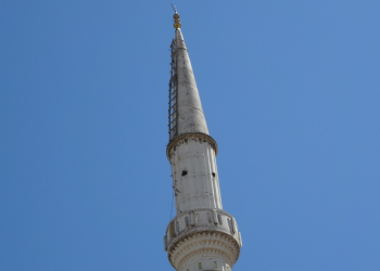 Her gece minareye tırmanıyor