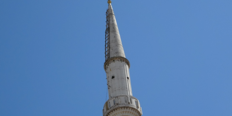 Her gece minareye tırmanıyor