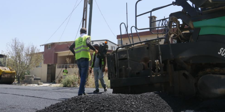 Depremin yıktığı yollar asfaltlanıyor