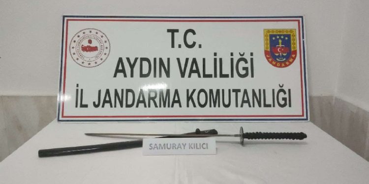 Üzerinde samuray kılıcı ele geçirildi
