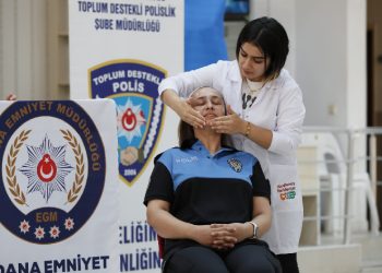 İlk makyaj polise