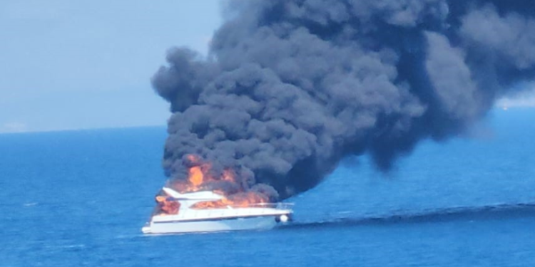 Milyon dolarlık tekne alev topuna döndü