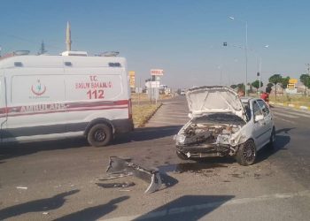 Traktör ile otomobil çarpıştı