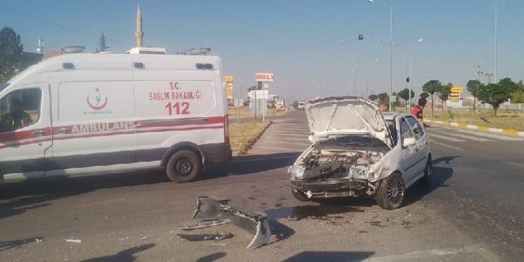 Traktör ile otomobil çarpıştı